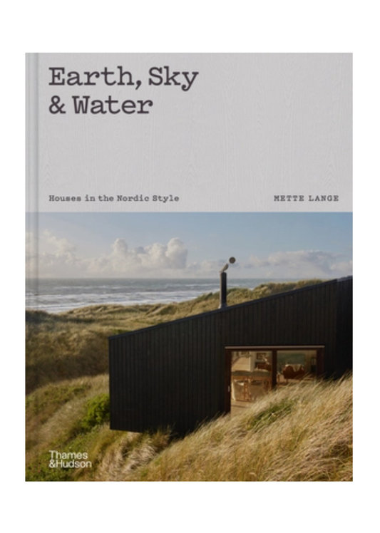 Book cover of 'Earth, Sky & Water' by Mette Lange with a coastal scene on the cover.